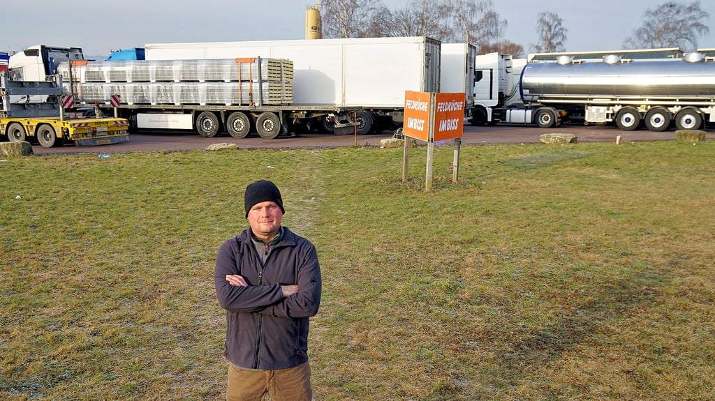 Danny Hollmann auf der Fläche, auf der die 20 bis 25 neuen Lkw-Parkplätze an der Autobahnabfahrt Sangerhausen-Süd entstehen sollen. Noch fehlt aber die Genehmigung des Fernstraßen-Bundesamts.