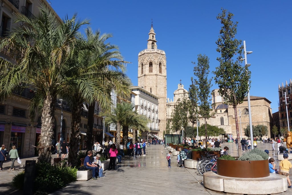 Begrünt und nun verkehrsberuhigt: der Platz vor der Kathedrale von Valencia, der Catedral de Santa María de Valencia.