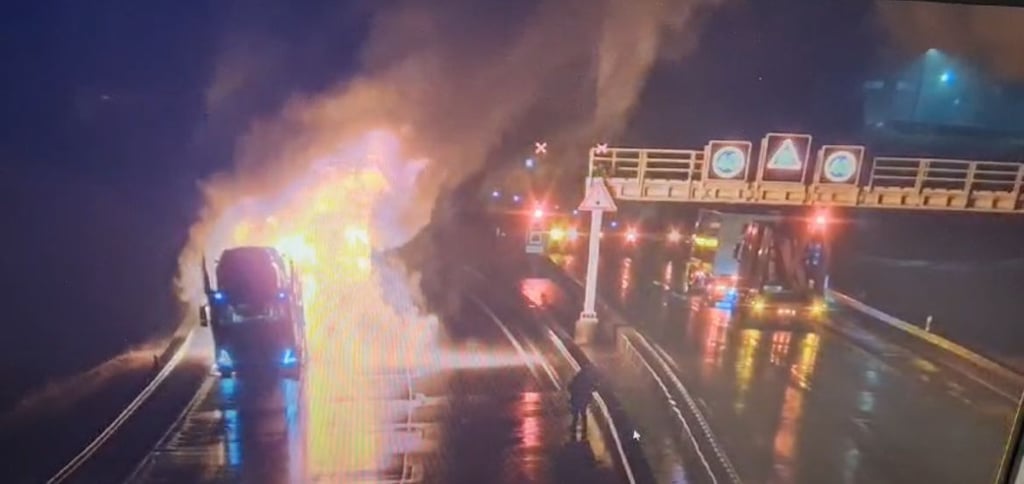 Der Lkw raste lichterloh brennend durch den