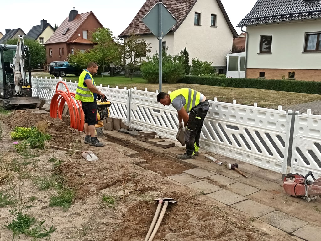 Der Internet- und Fernsehanbieter PŸUR (Tele Columbus), der die allermeisten Wohnungen der BWZ und der Wohnungsbaugenossenschaft „Frohe Zukunft“ mit Kabelfernsehen versorgt, hat vor einiger Zeit im Stadtgebiet von Zerbst Leerrohre zur Verlegung von Glasfaserkabel verlegen lassen.