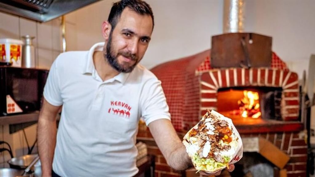 Nabi Shikh präsentiert einen der neuen Rindfleisch-Döner, die seit kurzem in Gommern bei „Kervan“ im Angebot sind.