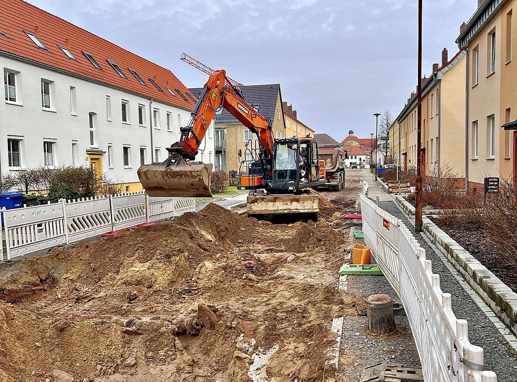 Noch immer sind in der Rosa-Luxemburg-Straße die Bagger voll im Einsatz.