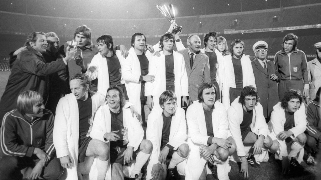 Der 1. FC Magdeburg gewinnt den Europapokal 1974 und reckt die Siegertrophäe in den Abendhimmel von Rotterdam. Zum 50-jährigen Jubiläum plant der FCM viele Aktionen für Fans und Familien.