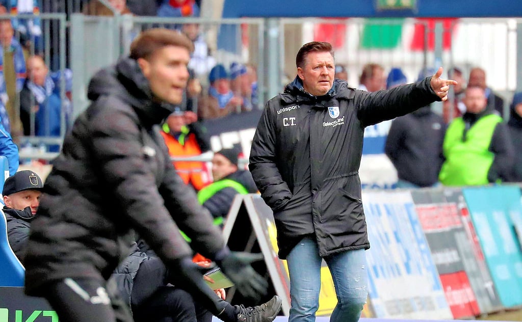 Die Trainer Christian Titz (hinten) und Fabian Hürzeler schätzen sich.