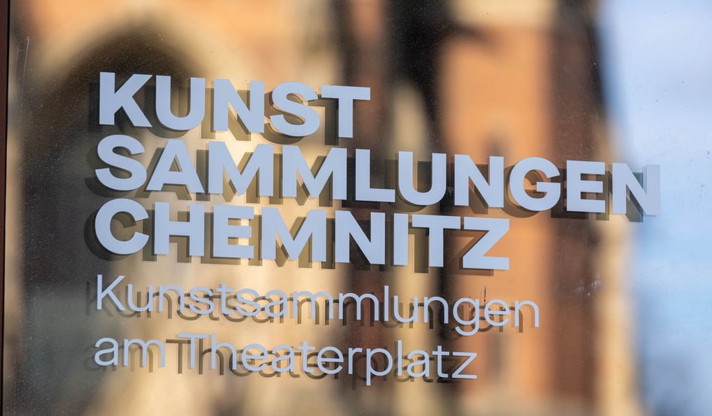 Der Schriftzug "Kunstsammlungen Chemnitz" ist auf einer Scheibe zu lesen.