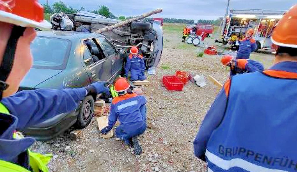 Erste Berührung mit technischen Hilfsmöglichkeiten nach einem Unfall. Für die Jugendfeuerwehrmitglieder gibt es immer wieder interessante Einblicke in den Einsatzalltag.