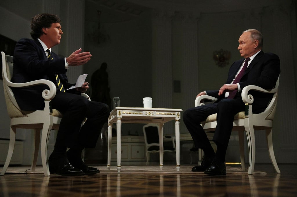 Das 127 Minuten lange Interview mit Wladimir Putin (r) erschien auf Tucker Carlsons (l) Website und der Plattform X, vormals Twitter.