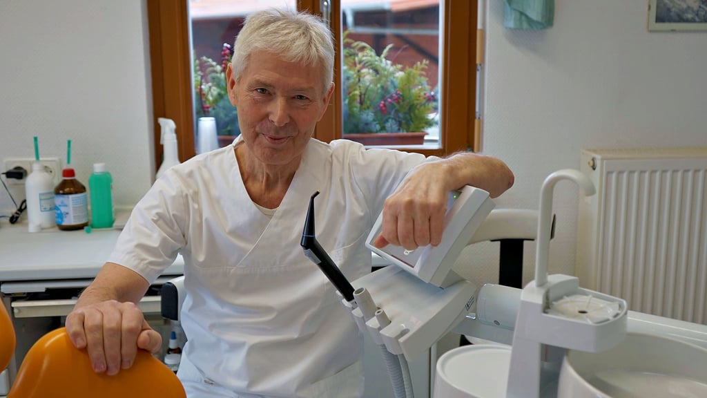 Zahnarzt Dr. Jürgen Kramesberger hilft Patienten am liebsten dabei, Zähne zu erhalten. Für junge Kollegen wünscht er sich mehr Unterstützung.