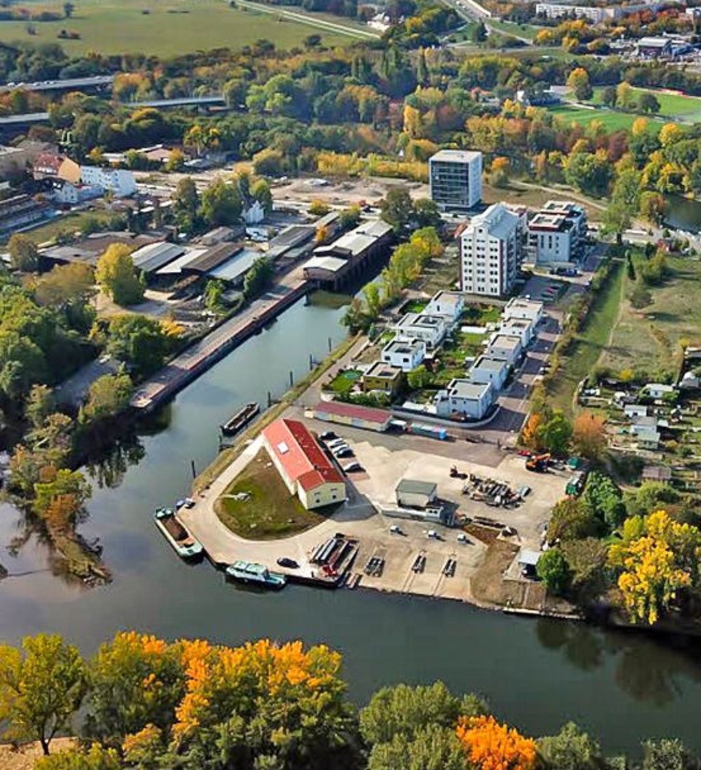 Am Sophienhafen in Halle sollen neue Wohnungen gebaut werden. Nördlich des Hafens wurde bereits neu gebaut. Südlich sind die im Bild zu sehenden alten Industriehallen mittlerweile abgerissen.