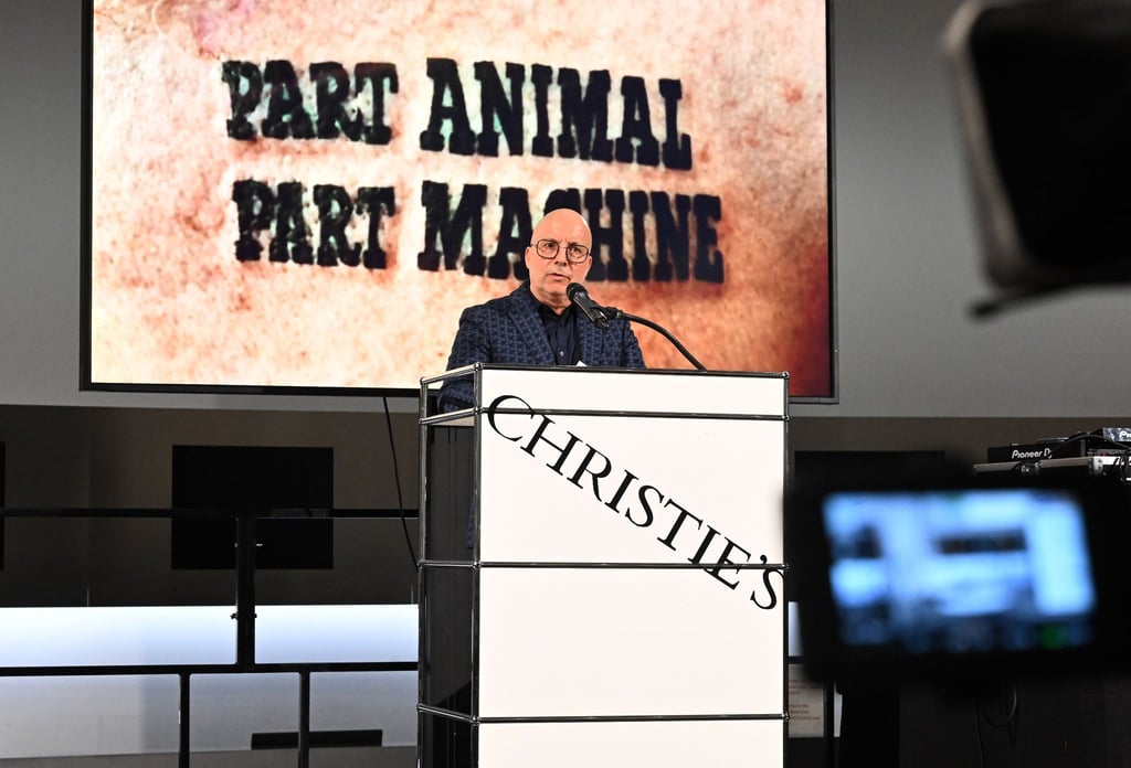 Kurator Bernhart Schwenk in der Pinakothek der Moderne in München bei der Eröffnung der Ausstellung „Flatz. Something Wrong with Physical Sculpture“.