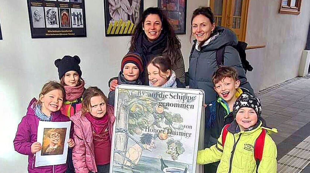 Ferienausflug von Kamern nach Stendal in das Winckelmann-Museum – in der Sonderausstellung sahen die Kinder Karikaturen.
