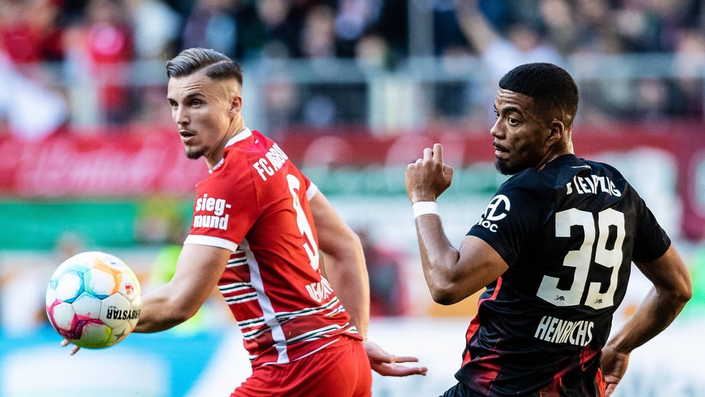 Ermedin Demirovic (r.) und Benjamin Henrichs im Duell.