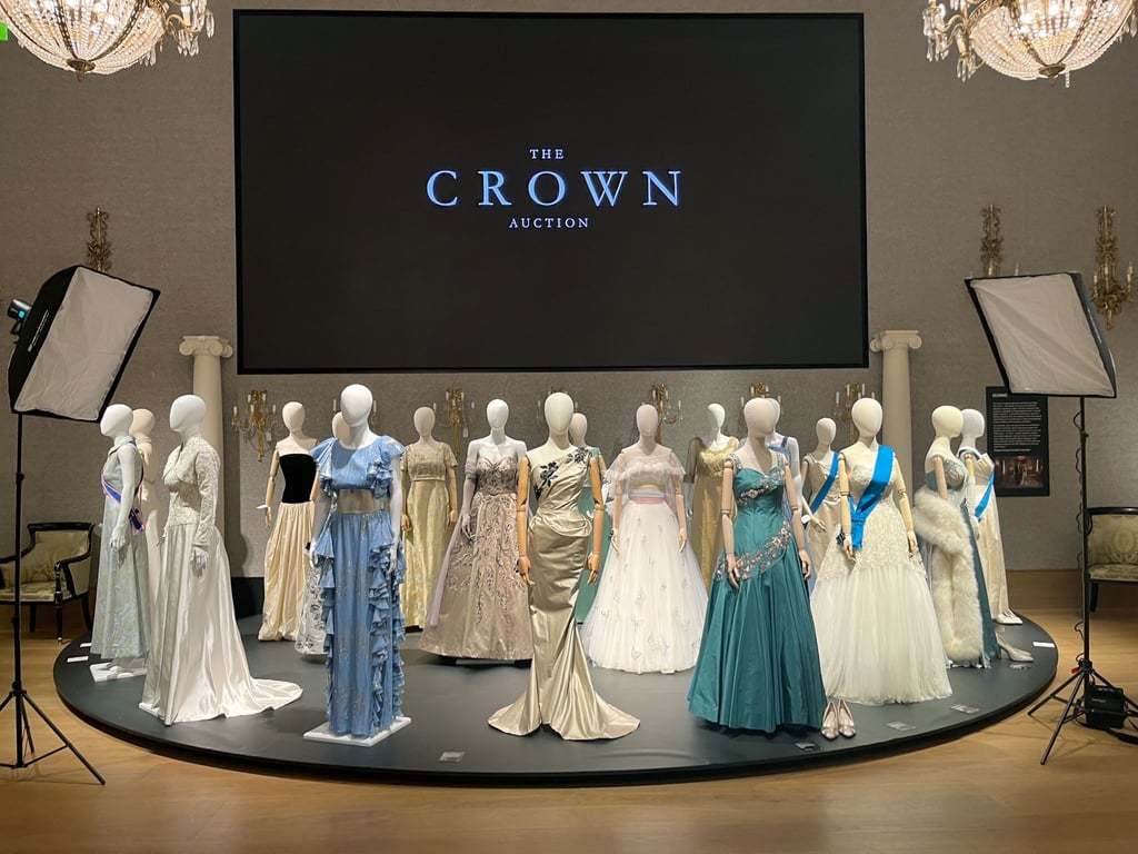 Kostüme aus der Serie "The Crown" vor einer Versteigerung in London.