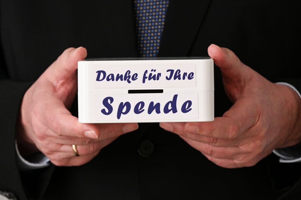 Martin Wulff, Geschäftsführer Deutscher Spendenrat e.V., hält bei einem Fototermin eine Spendendose in den Händen.