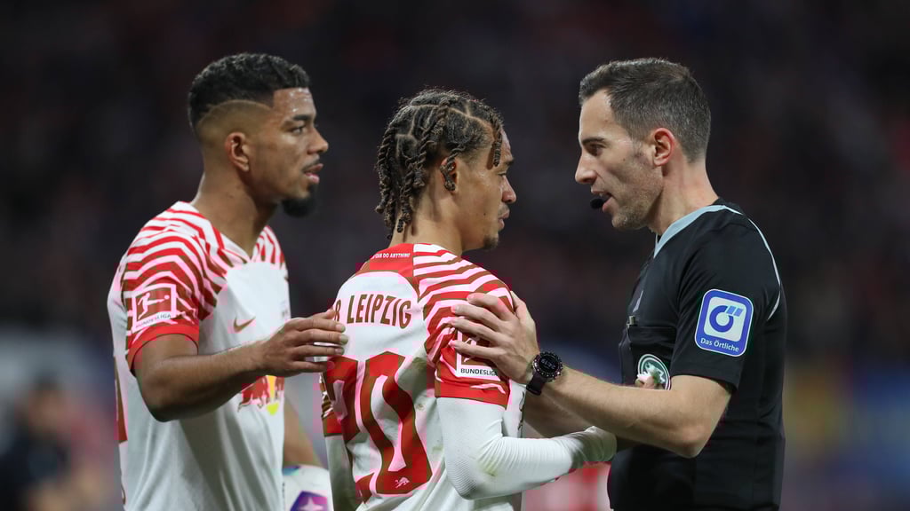 Schiedsrichter Benjamin Brand erklärt den RB-Profis Benjamin Henrichs und Xavi Simons seine Entscheidung. Am Samtag ist der Referee beim RB-Spiel in Augsburg im Einsatz.
