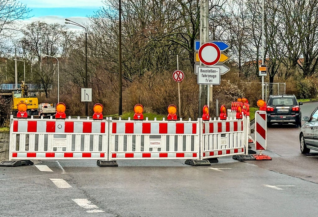 Seit Freitagvormittag ist die Paracelsusstraße in Halle am Hermesareal in Richtung Zoo gesperrt – für voraussichtlich zwei Wochen.