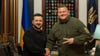 Der Oberbefehlshaber der ukrainischen Streitkräfte, Walerij Saluschnyj (r), ist von seinem Posten entbunden worden.