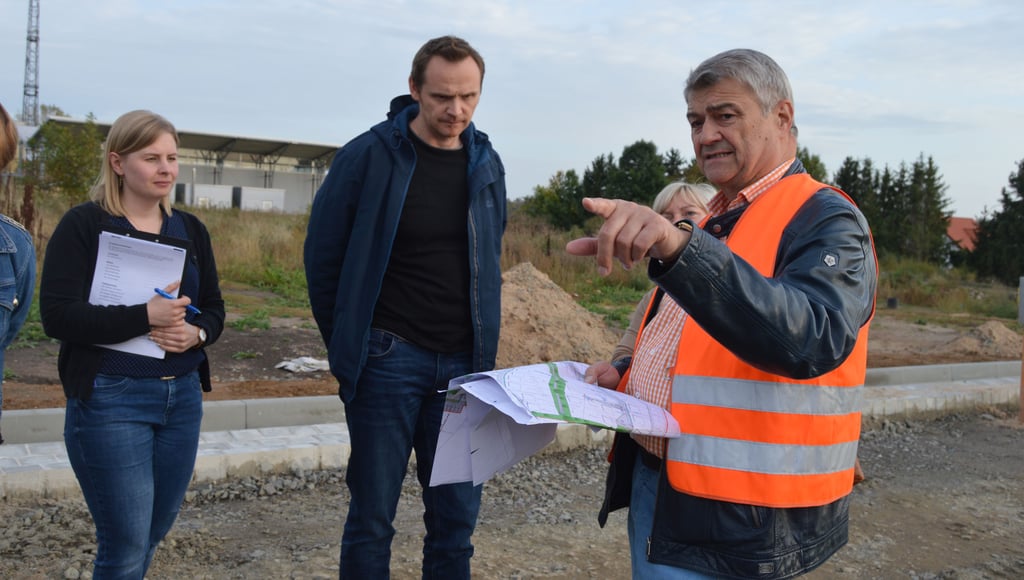 Im vergangenen Herbst gab es eine öffentliche Führung durch das geplante Wohngebiet. Planer Jörg Reinsberger (mit Warnweste) erklärte dabei den aktuellen Stand des Projekts.