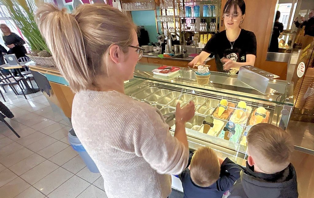 Eiskalt, aber herzlich: Vivien Förster bedient im Eiscafé Globig, das am Freitag die Winterpause beendet hat, wieder Kunden mit süßen Leckereien.