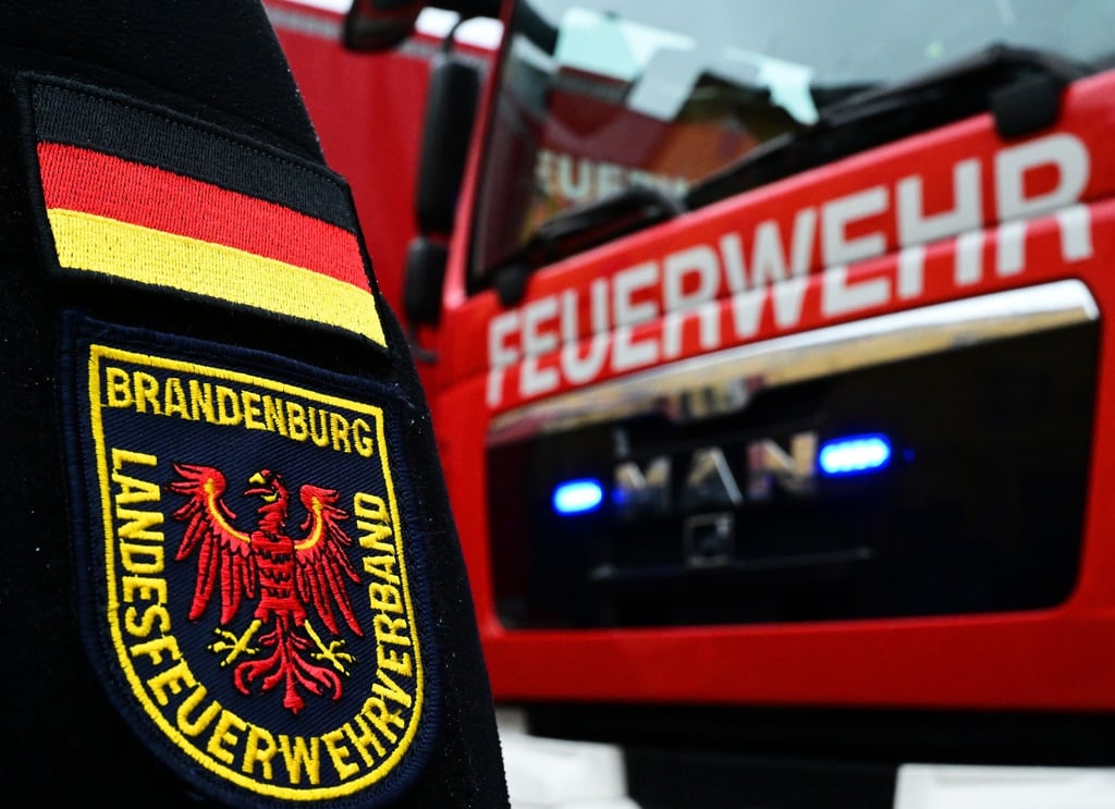 Ein Abzeichen „Landesfeuerwehrverband Brandenburg“ ist am Ärmel eines Feuerwehrmannes zu sehen.