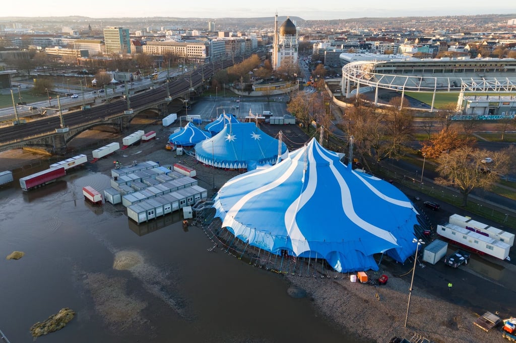 Das Hochwasser der Elbe nähert sich den Zelten des Weihnachtszirkus im Sportpark Ostra.