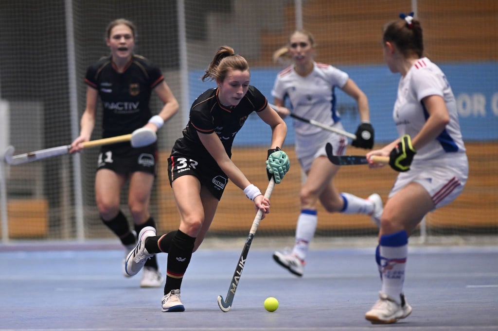 Deutschlands Katharina Kiefer (2.v.l.) setzt sich durch.