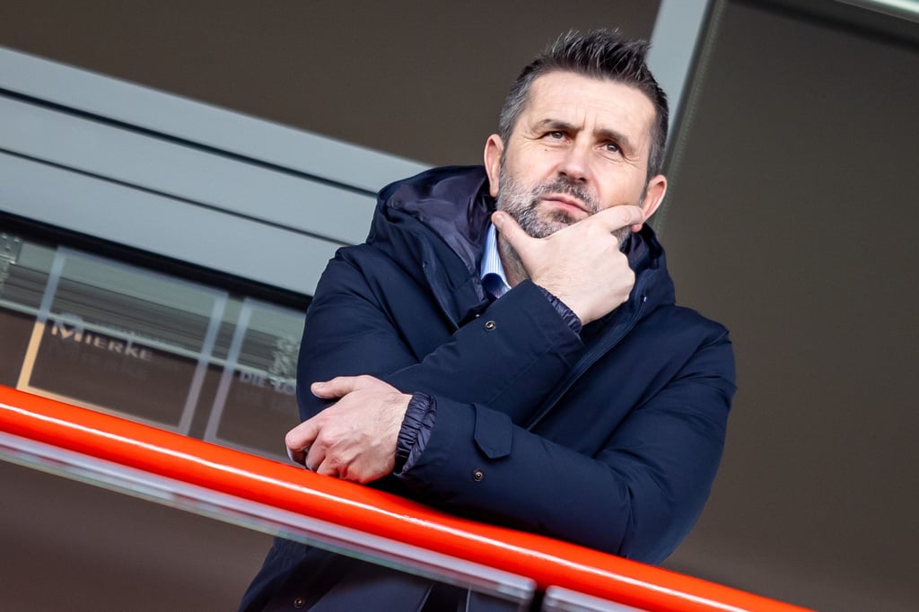 Trainer Nenad Bjelica von Union Berlin verfolgt das Spiel von der Tribüne.
