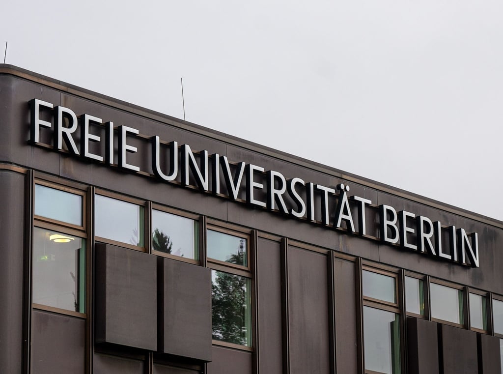 Der Schriftzug „Freie Universität Berlin“ ist an der Fassade eines Uni-Gebäudes zu sehen.