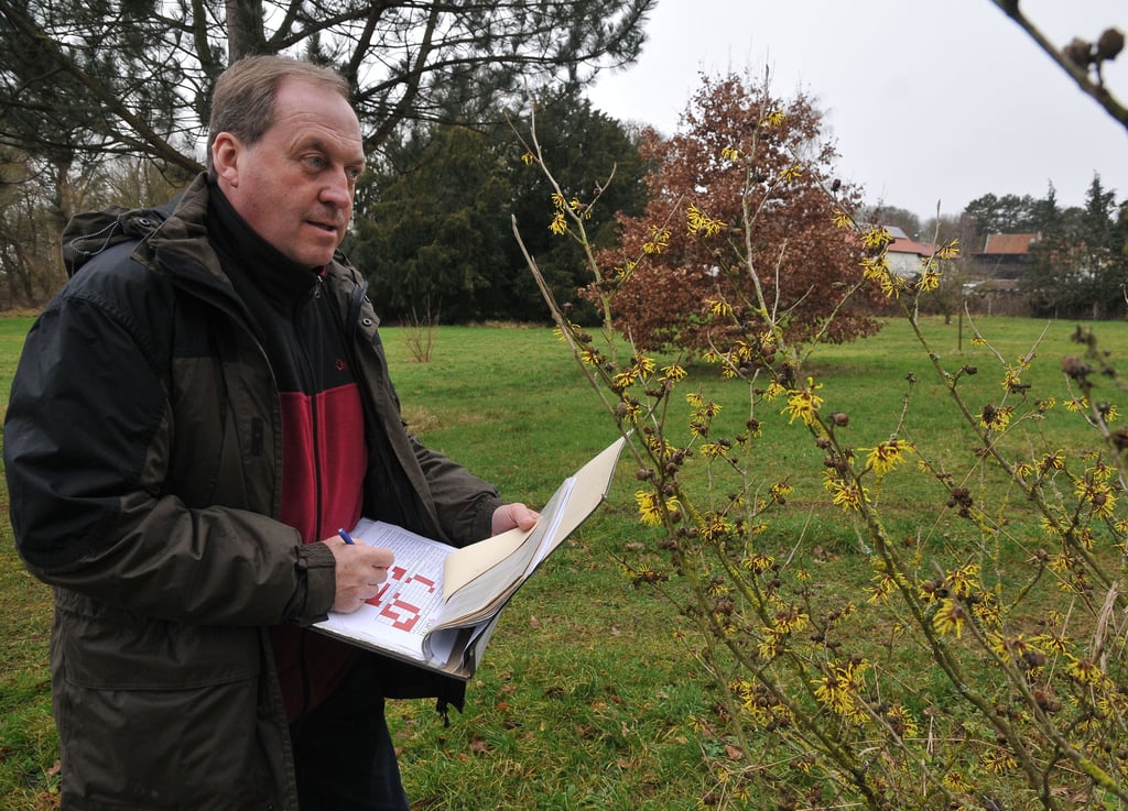 Armin Hoch dokumentiert die Blühphasen der Bäume, Sträucher und Blumen im Phänologischen Garten in Roßla.