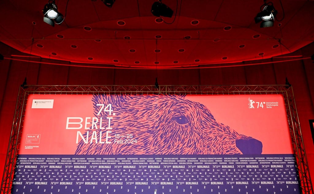 Das Logo der 74. Internationalen Filmfestspiele auf der Pressekonferenz zur Vorstellung Bekanntgabe des Berlinale-Programms 2024.