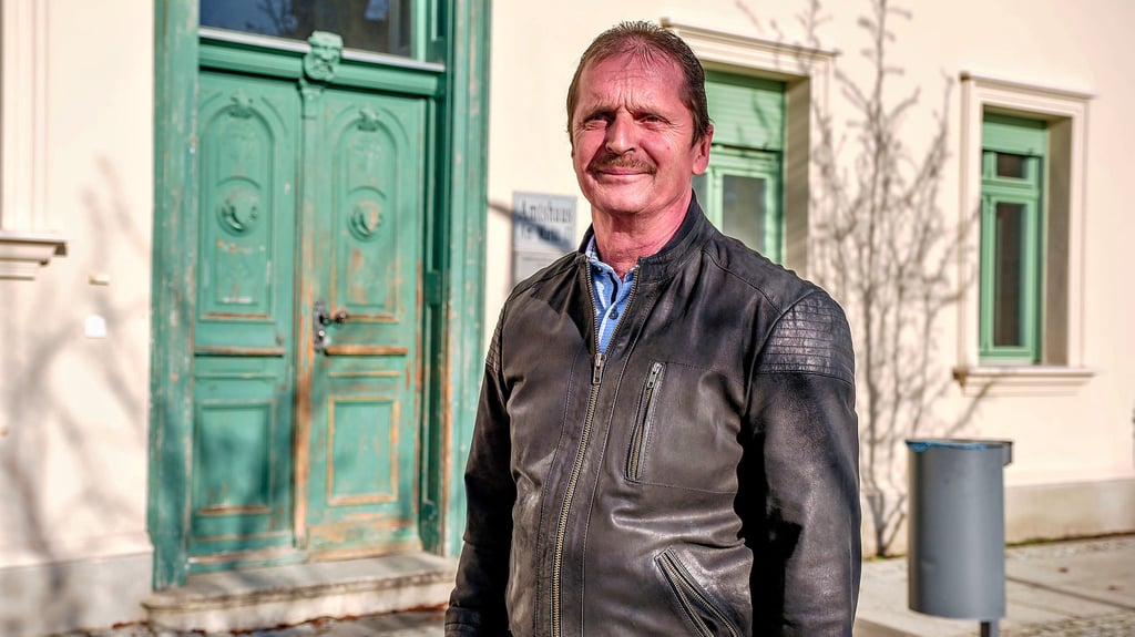 Henry Niestroj vor dem Eingang des Coswiger Amtshauses
