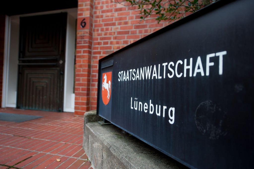 „Staatsanwaltschaft Lüneburg“ steht auf einem Schild.