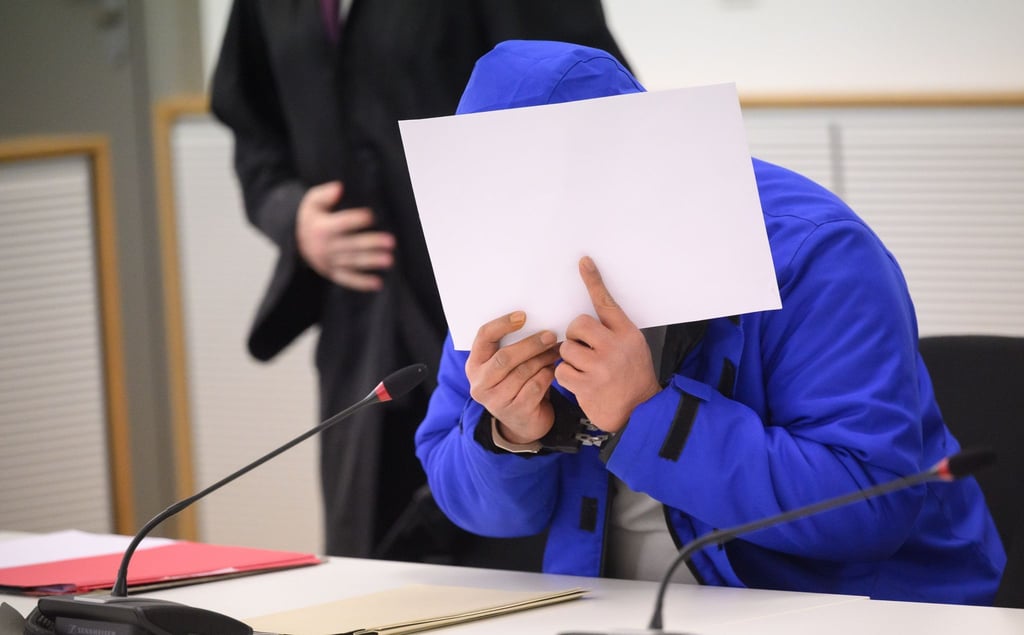 Der Angeklagte beim Prozessauftakt im Gerichtssaal im Landgericht Braunschweig.