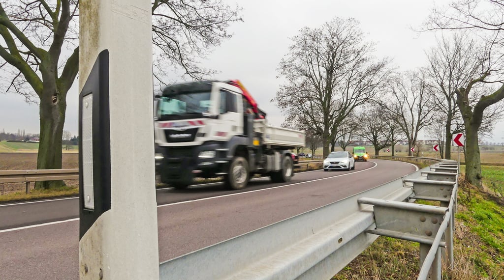 B181 bei Günthersdorf: In dieser Kurve soll die neue Trasse von der heutigen Bundesstraße abzweigen.