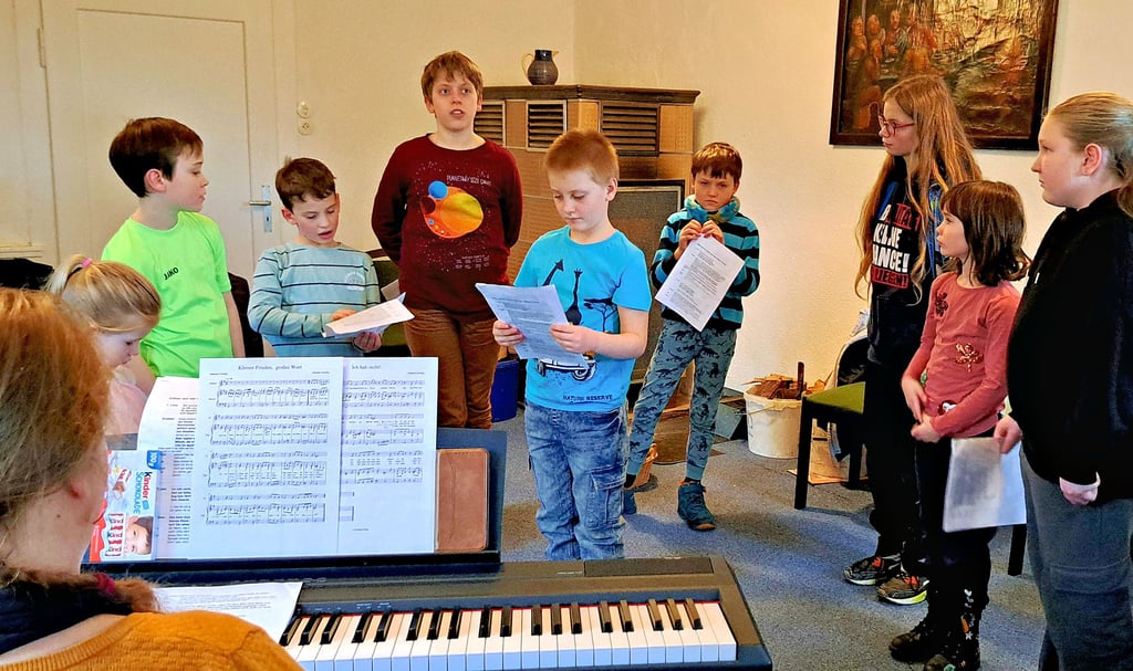 Kindersingwoche in Siersleben: Kantorin Johanna Dreißig (am Keyboard) studiert mit den Kindern ein Minimusical ein. Das Stück „Killian auf der Suche nach dem kleinen Frieden“ wurde von der Kantorin selbst komponiert und getextet.