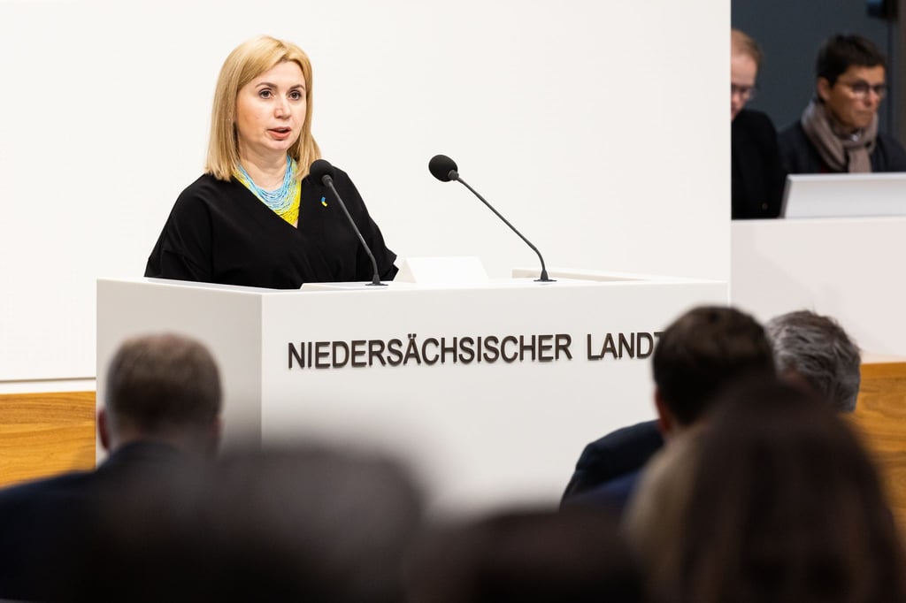 Iryna Tybinka, Generalkonsulin der Ukraine in Hamburg, hält 2023 eine Ansprache im Plenarsaal vom Niedersächsischen Landtag anlässlich vom Jahrestag vom russischen Angriffskrieg auf die Ukraine.