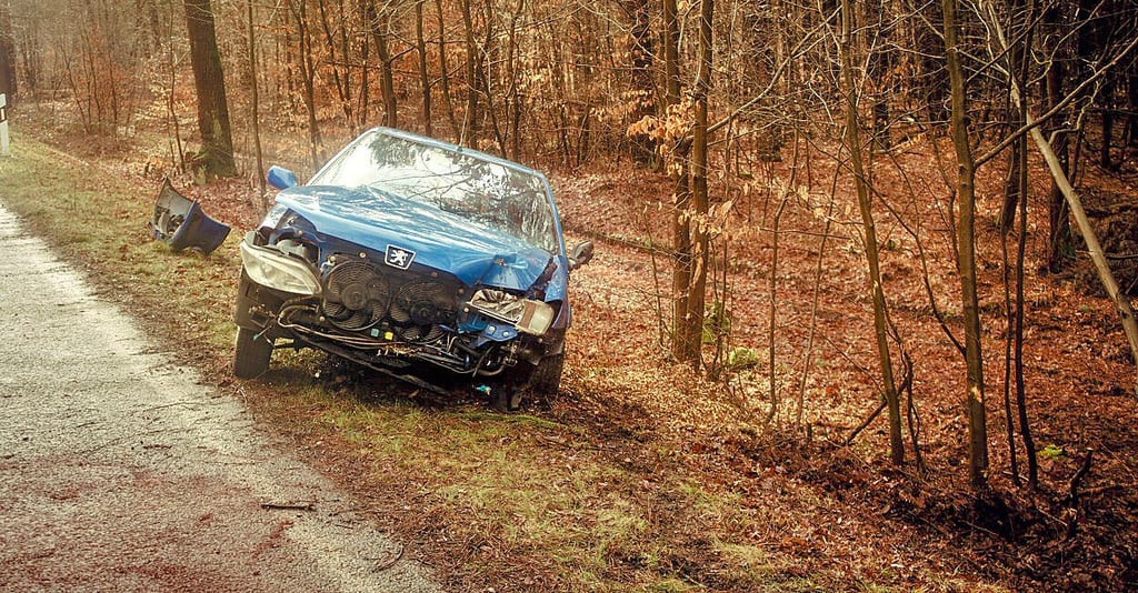 Das Auto kam von der B 100 ab, die Fahrerin verletzte sich.