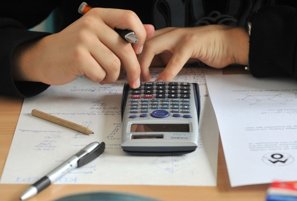 Ein Schüler rechnet eine Mathematikaufgabe mit seinem Taschenrechner.