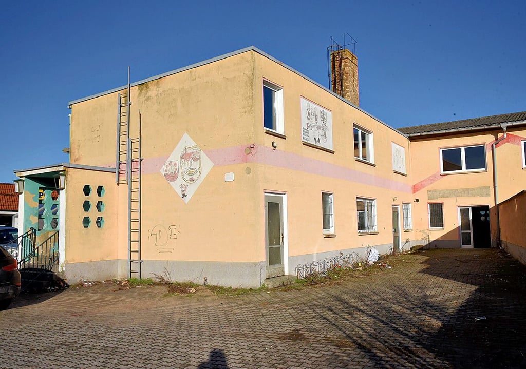 Ein Teil des Vereinshauses in Groß Rosenburg wird gegenwärtig abgerissen. Hier entsteht im Zuge der Hochwasserschadensbeseitigung ein neuer Gebäudeteil.
