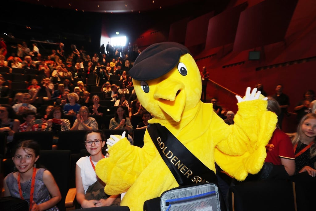 Das Maskottchen Goldener Spatz steht im Theater vor Beginn der Preisverleihung.