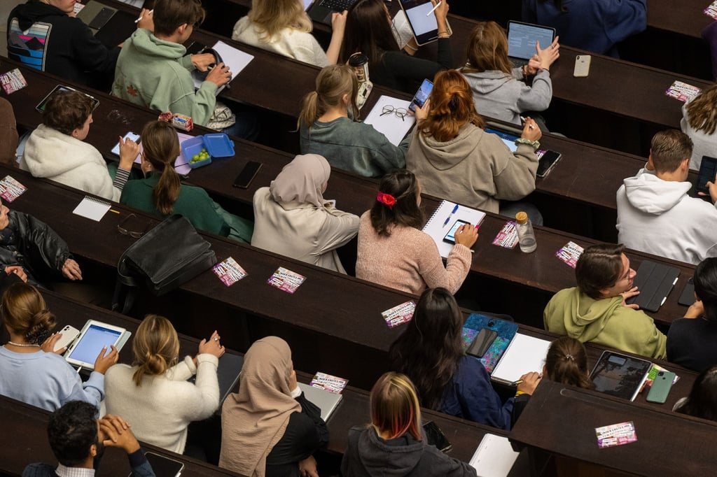 Studierende nehmen an der Einführungveranstaltung im Audimax der Ludwig-Maximilians-Universität (LMU) teil.