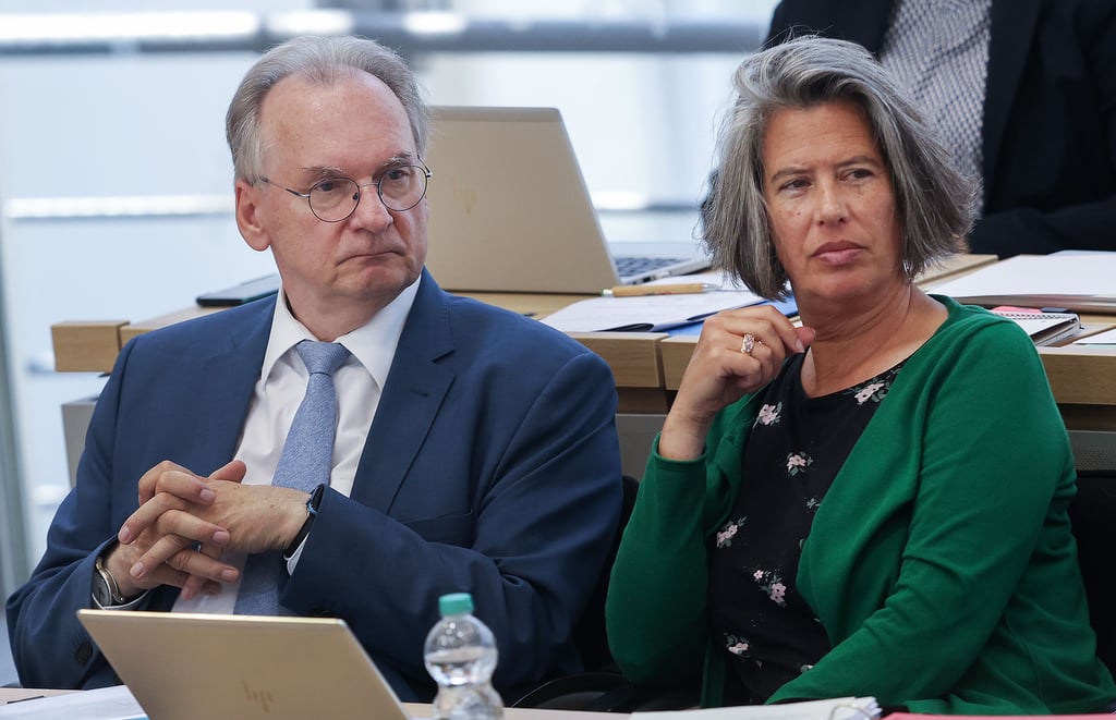 Tamara Zieschang verfolgt mit Reiner Haseloff (beide CDU) eine Debatte zur Migration im Magdeburger Landtag.