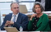 Tamara Zieschang verfolgt mit Reiner Haseloff (beide CDU) eine Debatte zur Migration im Magdeburger Landtag.