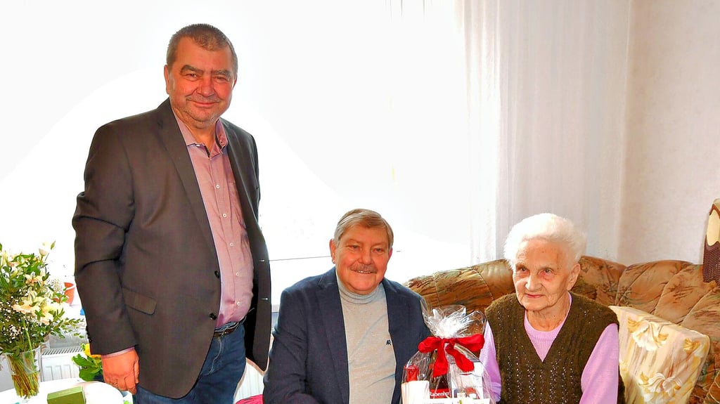 Bürgermeister Torsten Seelig und Ortsbürgermeister Harald Busse (M.) gratulieren Lydia Schimmel zum 100. Geburtstag.