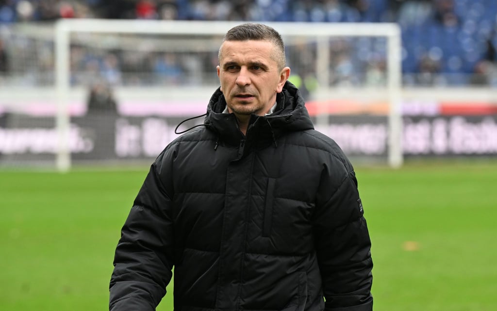 Rostocks Trainer Mersad Selimbegovic geht vor Spielbeginn über den Platz.