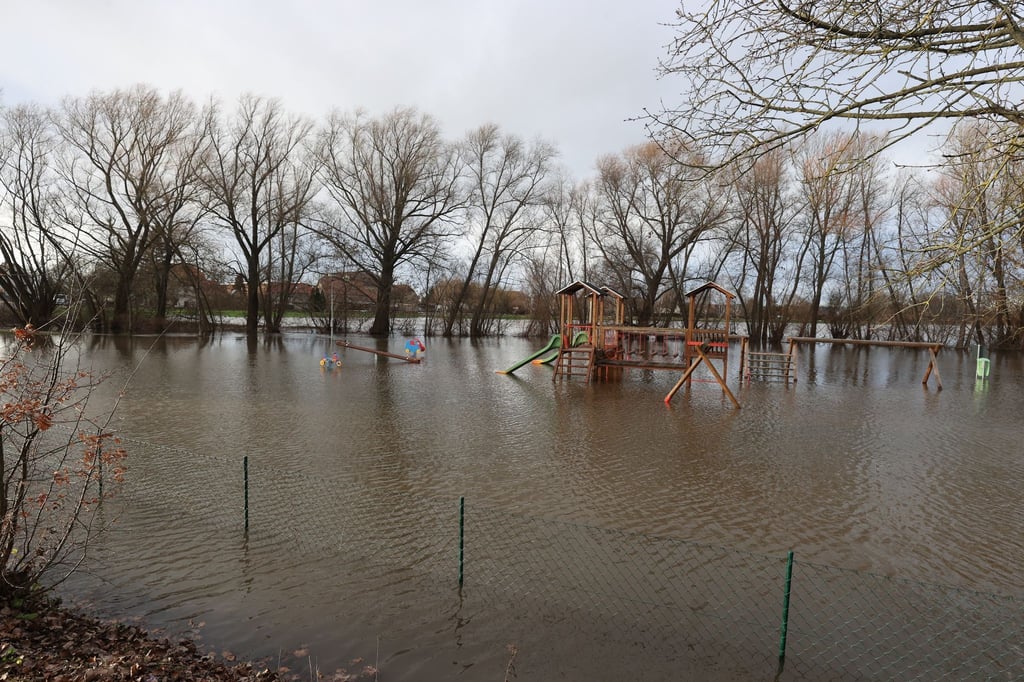 Ein Kinderspielplatz ist durch das Hochwasser des Flusses Helme überflutet.