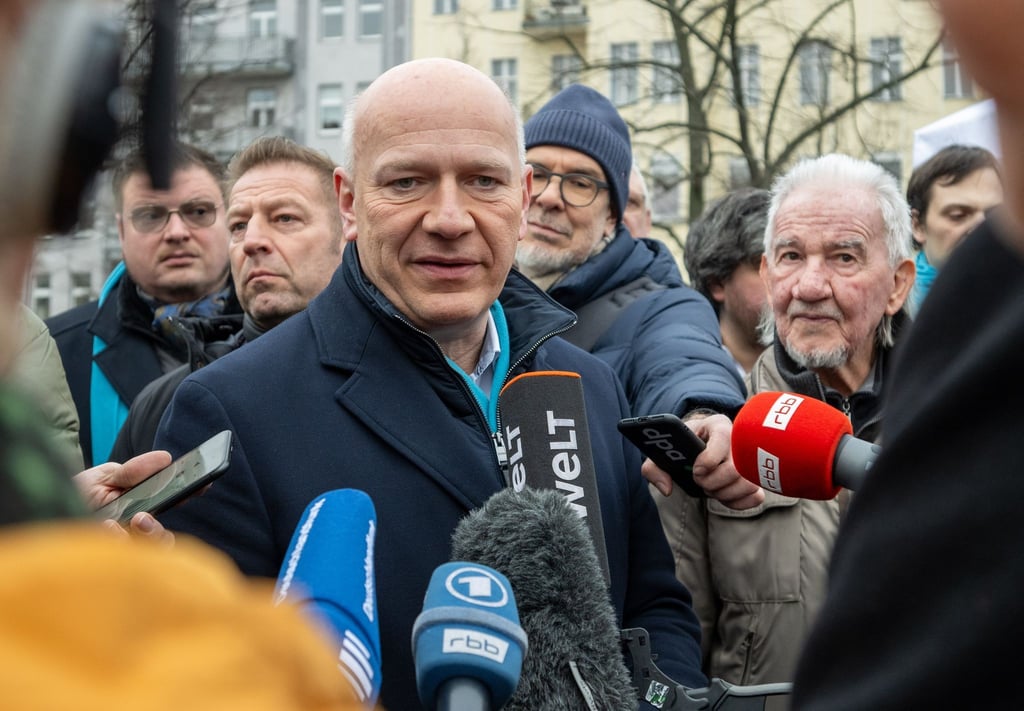 Berlins Regierender Bürgermeister Kai Wegner (CDU) spricht bei einer Wahlkampfveranstaltung mit Journalisten.