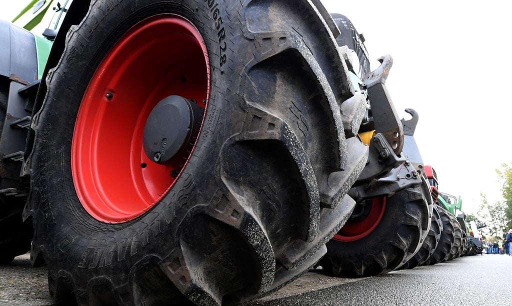 Traktoren von demonstrierenden Landwirten stehen auf der Straße.