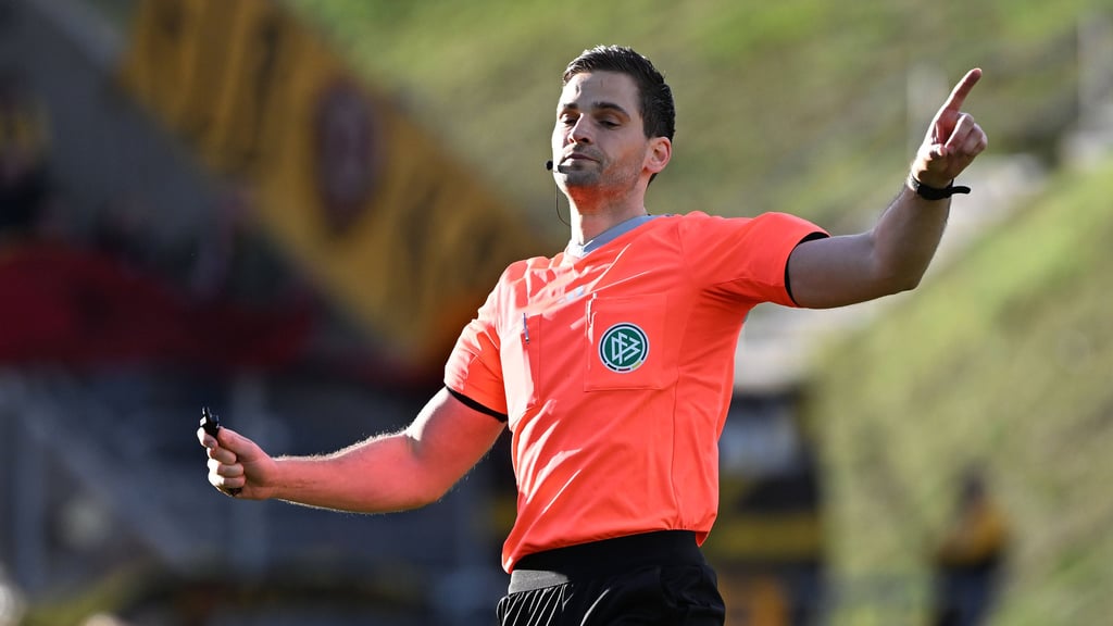 Schiedsrichter Max Burda brachte dem 1. FC Magdeburg und dem FC St. Pauli bislang gleichermaßen Glück.