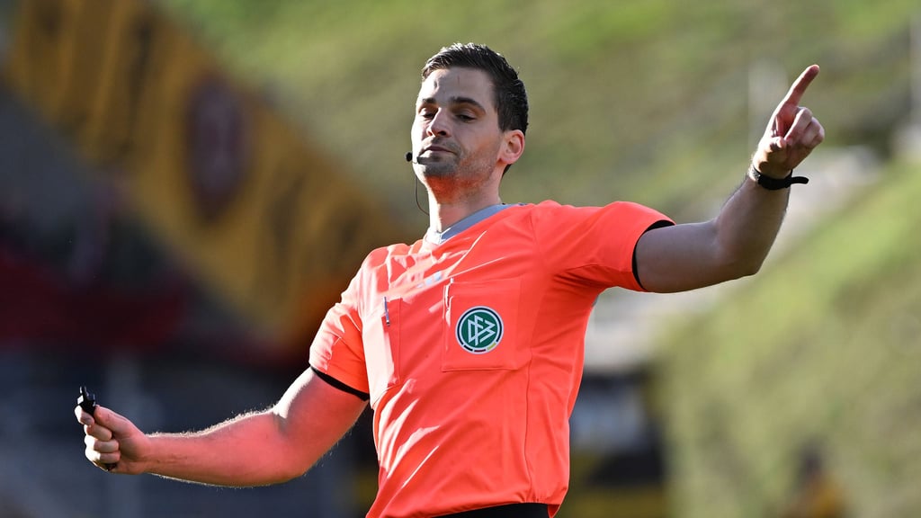 Schiedsrichter Max Burda brachte dem 1. FC Magdeburg und dem FC St. Pauli bislang gleichermaßen Glück.